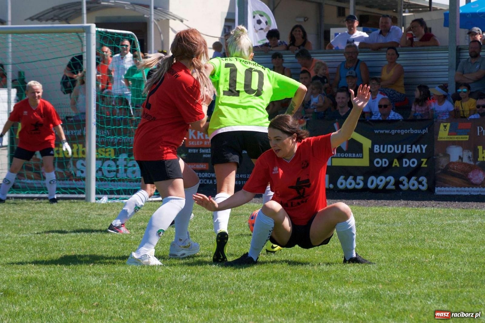 Zdjęcie w galerii na portalu naszraciborz.pl: Mutry kontra mamuśki - pełna emocji rywalizacja o puchar sołtysa w Tworkowie [FOTO] wiadomości z regionu