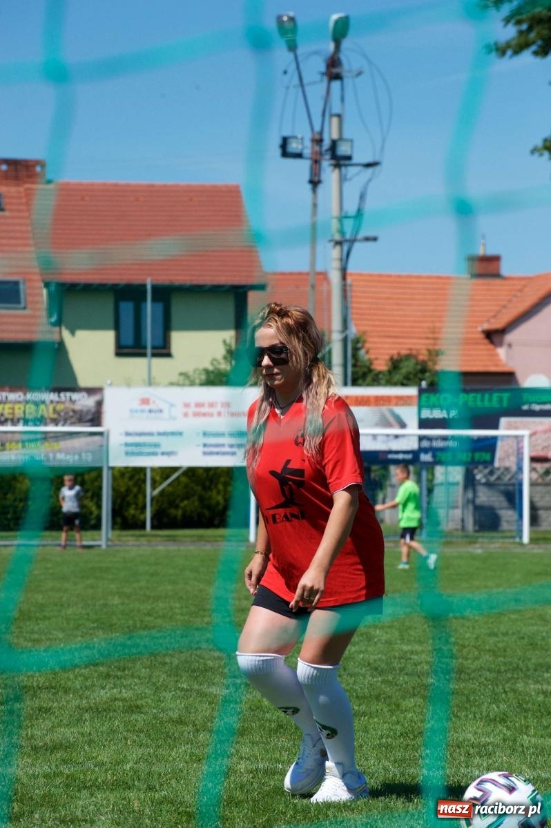 Zdjęcie w galerii na portalu naszraciborz.pl: Mutry kontra mamuśki - pełna emocji rywalizacja o puchar sołtysa w Tworkowie [FOTO] wiadomości z regionu