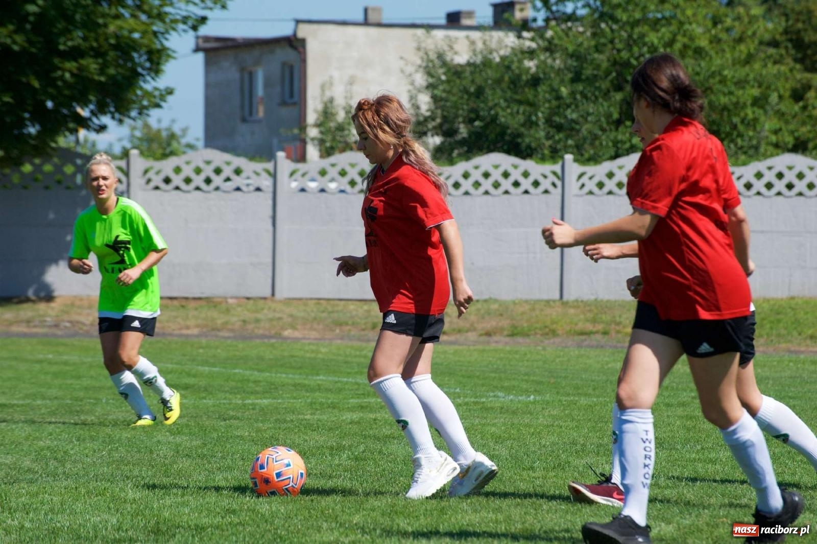 Zdjęcie w galerii na portalu naszraciborz.pl: Mutry kontra mamuśki - pełna emocji rywalizacja o puchar sołtysa w Tworkowie [FOTO] wiadomości z regionu