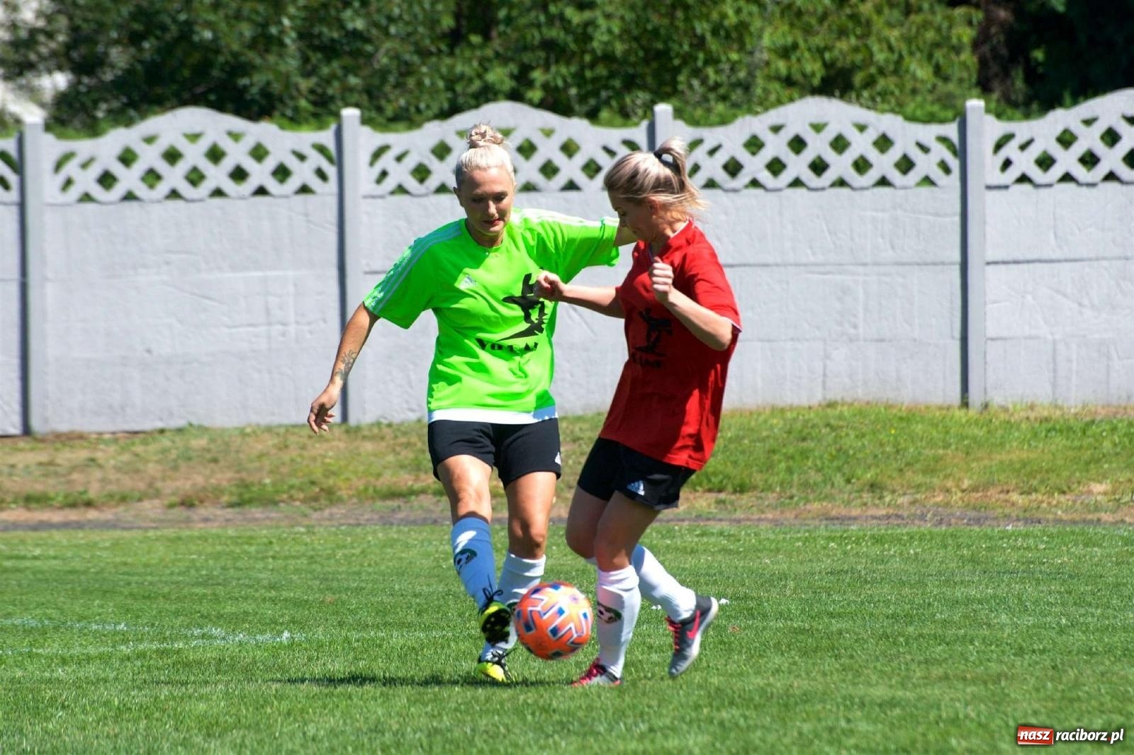 Zdjęcie w galerii na portalu naszraciborz.pl: Mutry kontra mamuśki - pełna emocji rywalizacja o puchar sołtysa w Tworkowie [FOTO] wiadomości z regionu