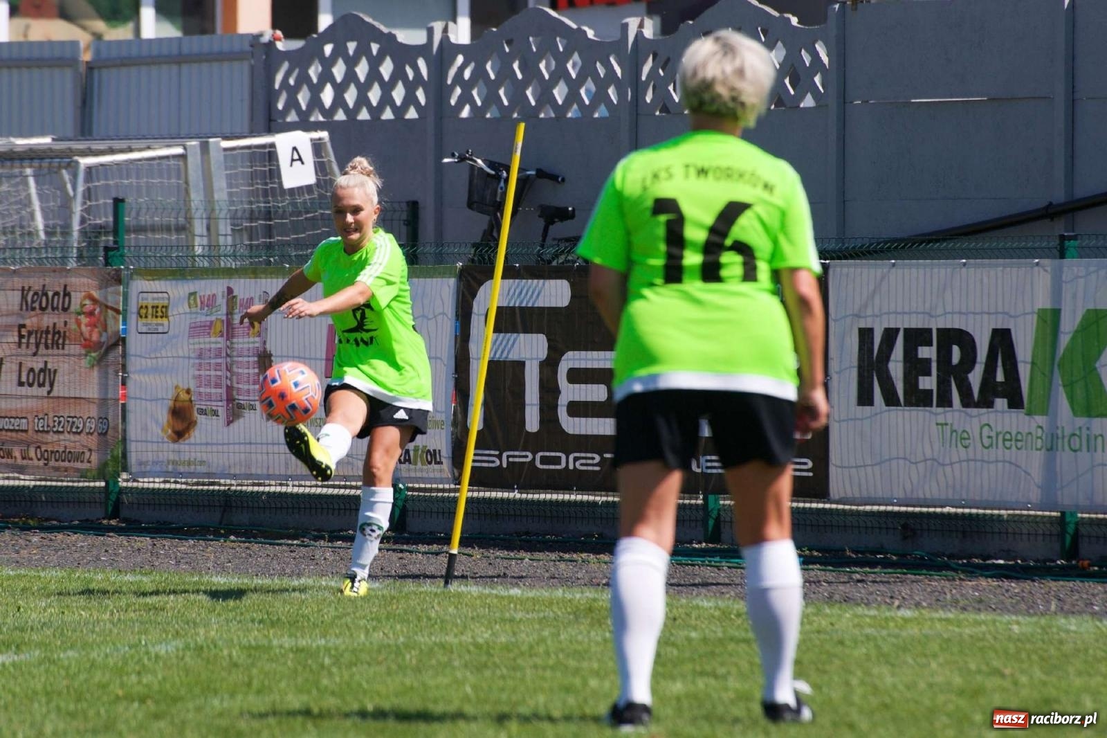 Zdjęcie w galerii na portalu naszraciborz.pl: Mutry kontra mamuśki - pełna emocji rywalizacja o puchar sołtysa w Tworkowie [FOTO] wiadomości z regionu