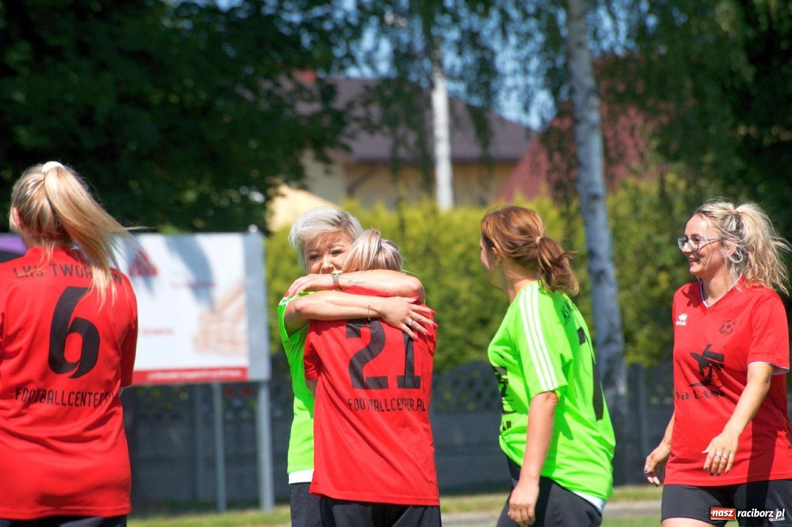 Zdjęcie w galerii na portalu naszraciborz.pl: Mutry kontra mamuśki - pełna emocji rywalizacja o puchar sołtysa w Tworkowie [FOTO] wiadomości z regionu