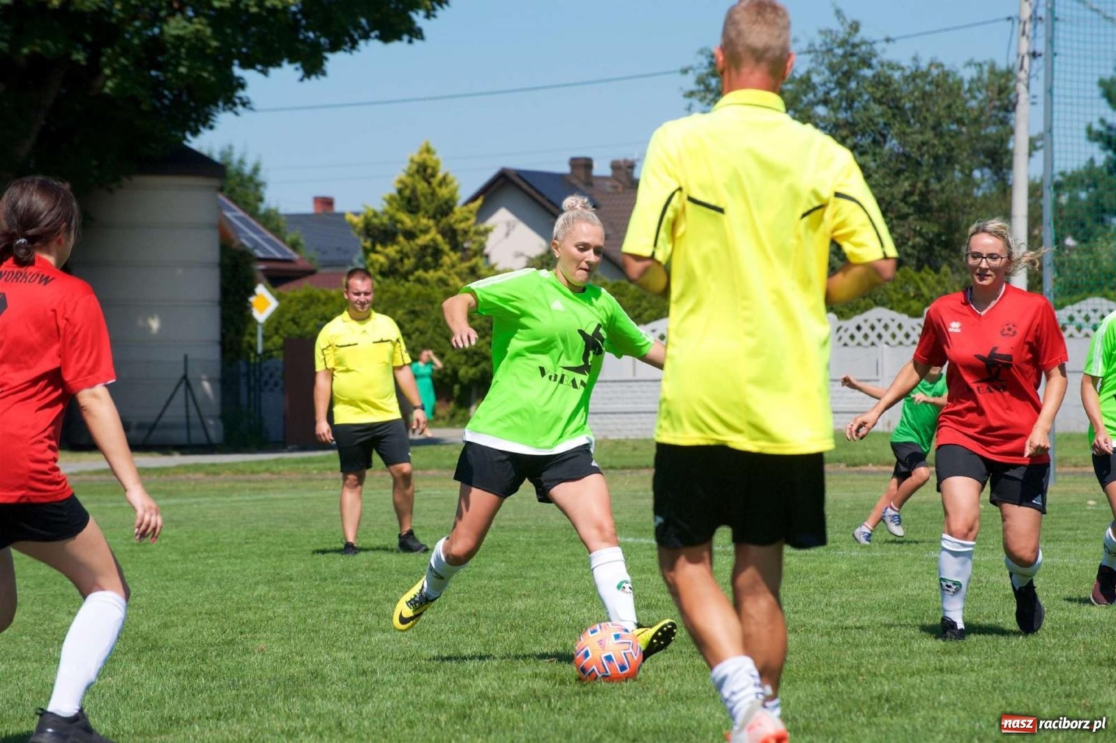 Zdjęcie w galerii na portalu naszraciborz.pl: Mutry kontra mamuśki - pełna emocji rywalizacja o puchar sołtysa w Tworkowie [FOTO] wiadomości z regionu