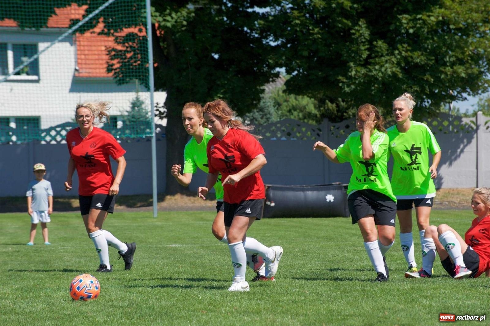 Zdjęcie w galerii na portalu naszraciborz.pl: Mutry kontra mamuśki - pełna emocji rywalizacja o puchar sołtysa w Tworkowie [FOTO] wiadomości z regionu