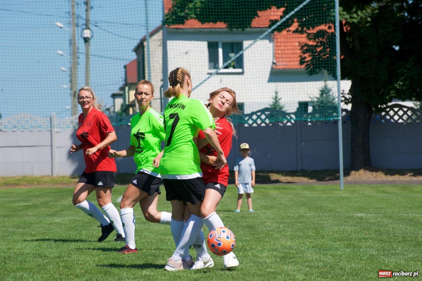 Zdjęcie w galerii na portalu naszraciborz.pl: Mutry kontra mamuśki - pełna emocji rywalizacja o puchar sołtysa w Tworkowie [FOTO] wiadomości z regionu
