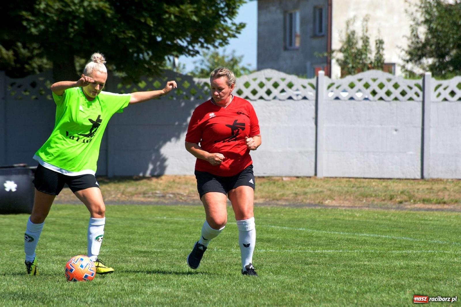 Zdjęcie w galerii na portalu naszraciborz.pl: Mutry kontra mamuśki - pełna emocji rywalizacja o puchar sołtysa w Tworkowie [FOTO] wiadomości z regionu