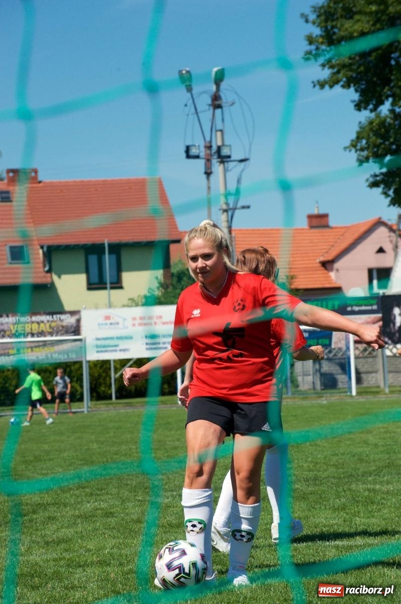 Zdjęcie w galerii na portalu naszraciborz.pl: Mutry kontra mamuśki - pełna emocji rywalizacja o puchar sołtysa w Tworkowie [FOTO] wiadomości z regionu