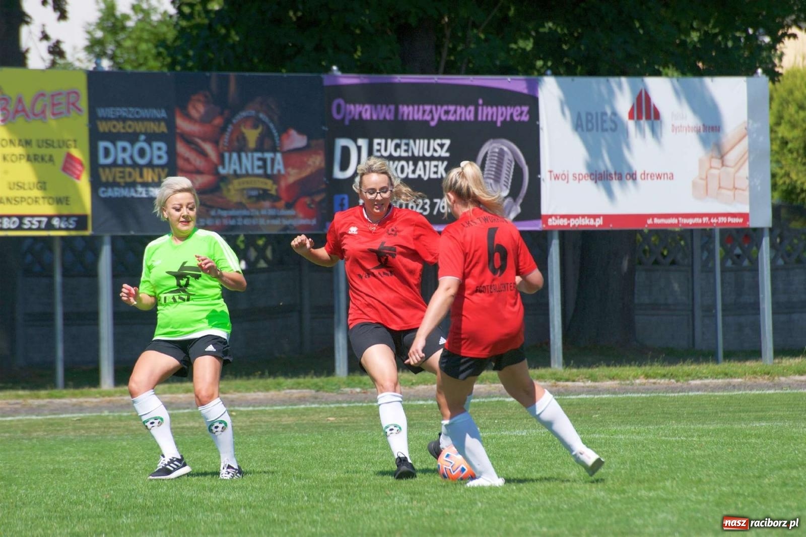 Zdjęcie w galerii na portalu naszraciborz.pl: Mutry kontra mamuśki - pełna emocji rywalizacja o puchar sołtysa w Tworkowie [FOTO] wiadomości z regionu