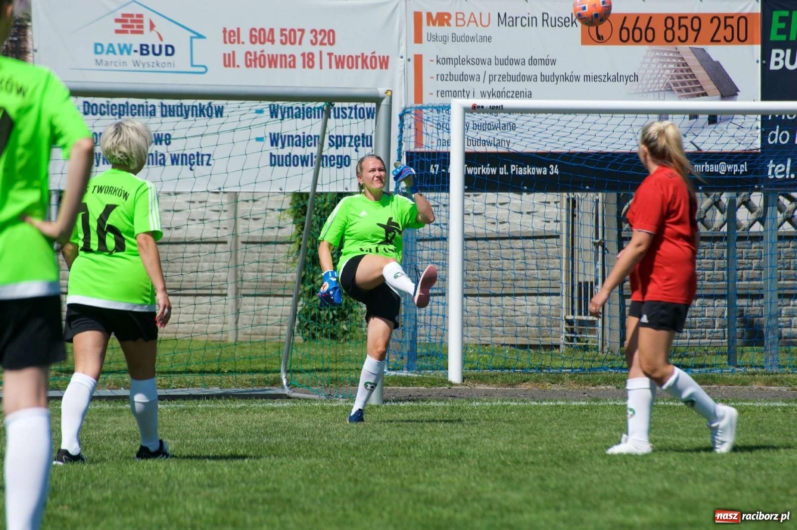 Zdjęcie w galerii na portalu naszraciborz.pl: Mutry kontra mamuśki - pełna emocji rywalizacja o puchar sołtysa w Tworkowie [FOTO] wiadomości z regionu