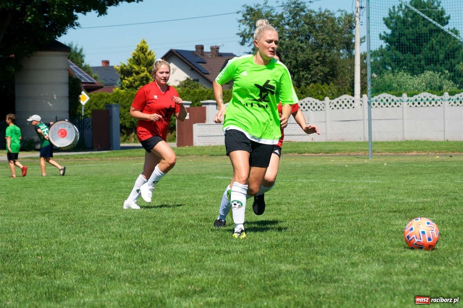 Zdjęcie w galerii na portalu naszraciborz.pl: Mutry kontra mamuśki - pełna emocji rywalizacja o puchar sołtysa w Tworkowie [FOTO] wiadomości z regionu