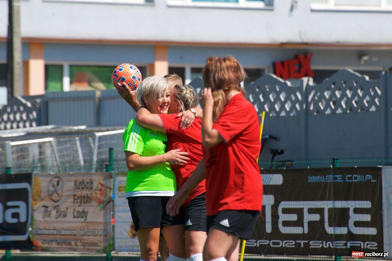 Zdjęcie w galerii na portalu naszraciborz.pl: Mutry kontra mamuśki - pełna emocji rywalizacja o puchar sołtysa w Tworkowie [FOTO] wiadomości z regionu