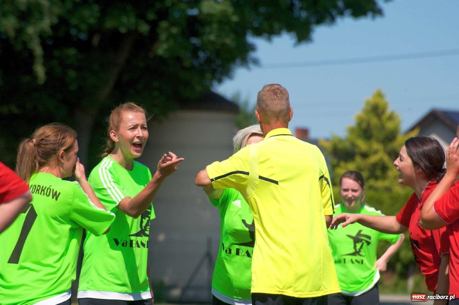 Zdjęcie w galerii na portalu naszraciborz.pl: Mutry kontra mamuśki - pełna emocji rywalizacja o puchar sołtysa w Tworkowie [FOTO] wiadomości z regionu