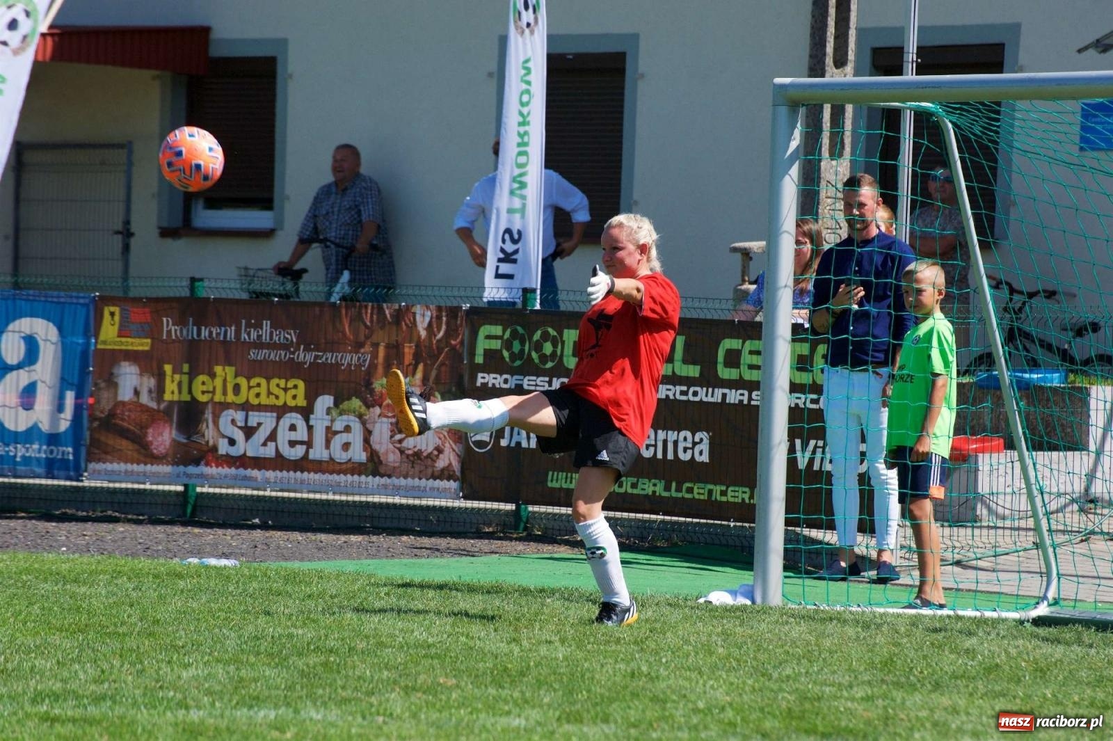Zdjęcie w galerii na portalu naszraciborz.pl: Mutry kontra mamuśki - pełna emocji rywalizacja o puchar sołtysa w Tworkowie [FOTO] wiadomości z regionu