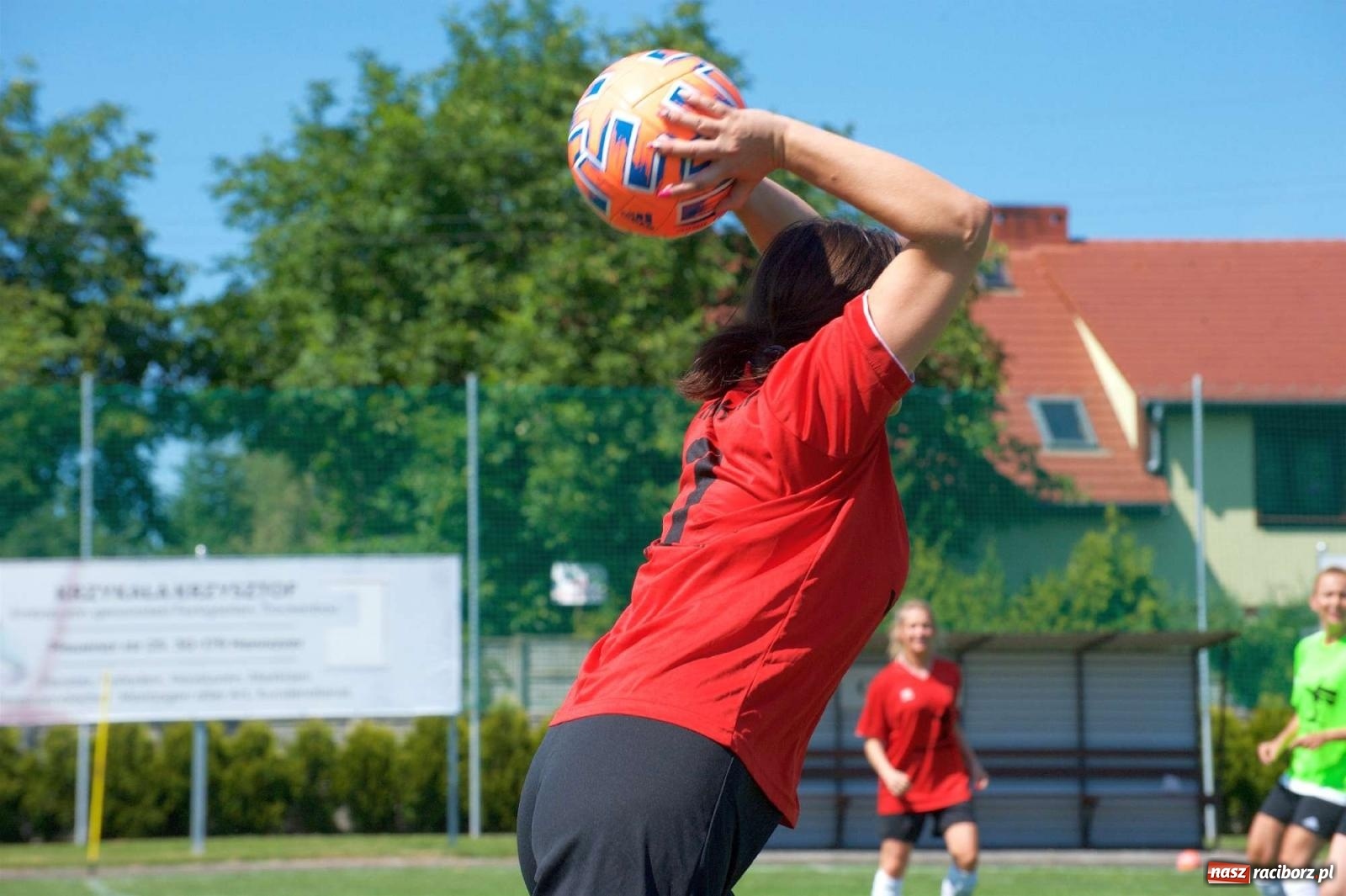 Zdjęcie w galerii na portalu naszraciborz.pl: Mutry kontra mamuśki - pełna emocji rywalizacja o puchar sołtysa w Tworkowie [FOTO] wiadomości z regionu