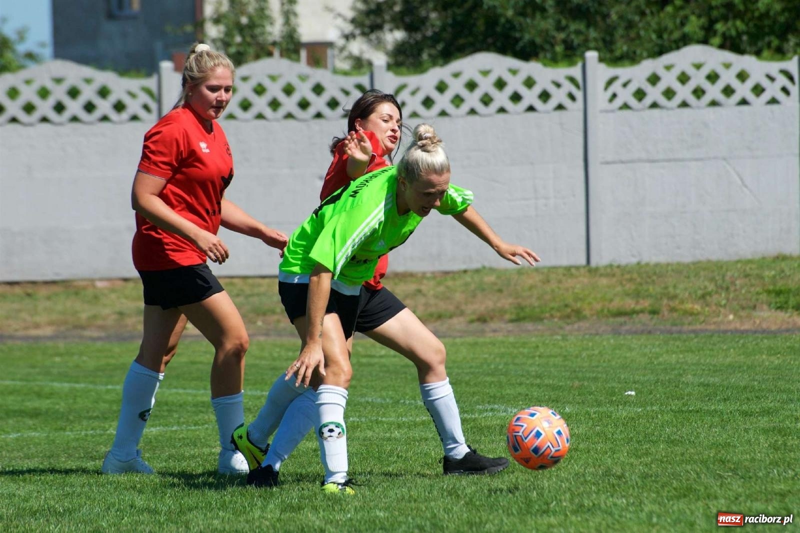 Zdjęcie w galerii na portalu naszraciborz.pl: Mutry kontra mamuśki - pełna emocji rywalizacja o puchar sołtysa w Tworkowie [FOTO] wiadomości z regionu