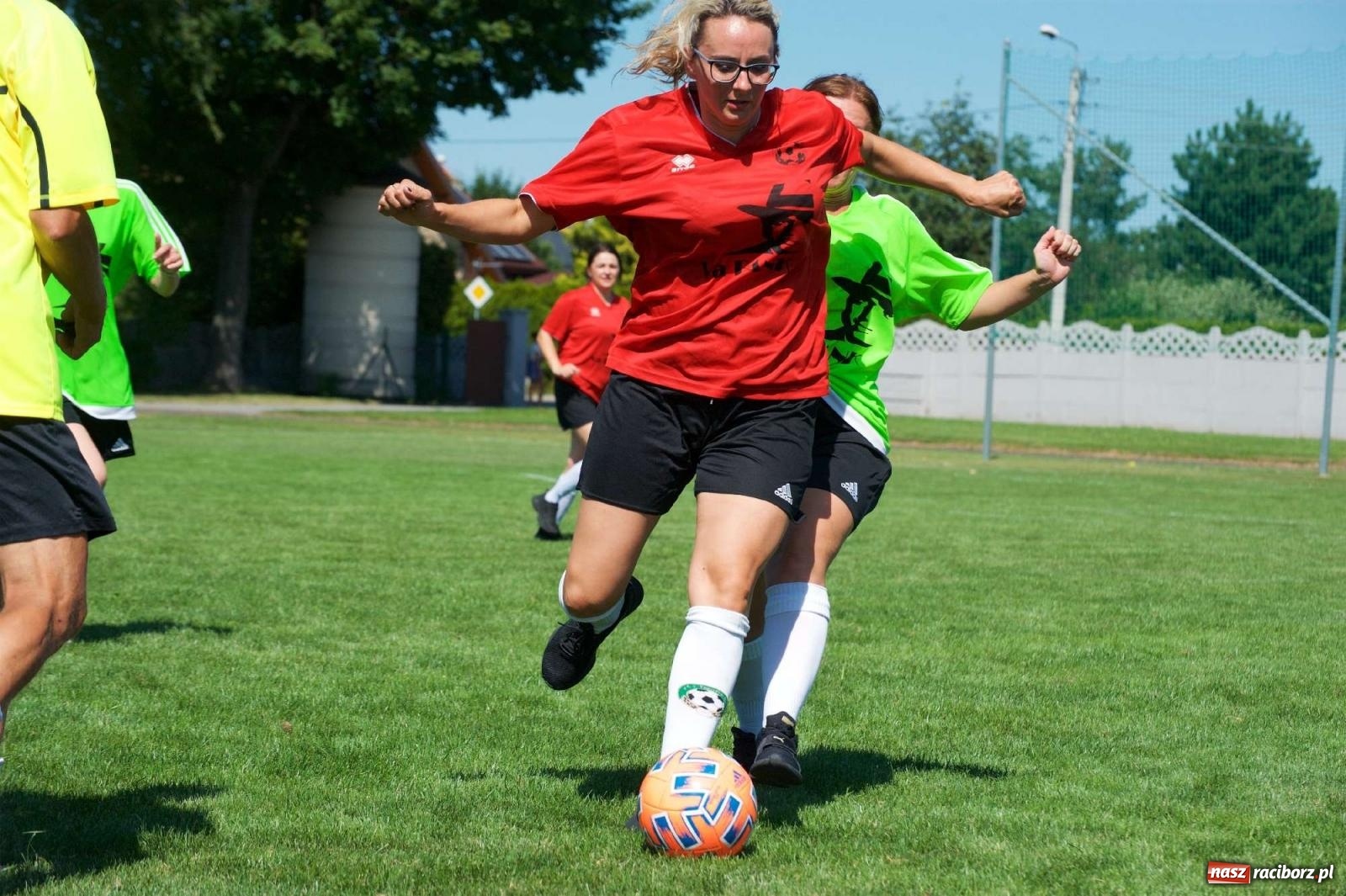 Zdjęcie w galerii na portalu naszraciborz.pl: Mutry kontra mamuśki - pełna emocji rywalizacja o puchar sołtysa w Tworkowie [FOTO] wiadomości z regionu
