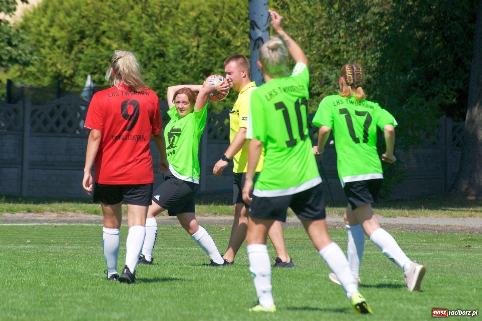 Zdjęcie w galerii na portalu naszraciborz.pl: Mutry kontra mamuśki - pełna emocji rywalizacja o puchar sołtysa w Tworkowie [FOTO] wiadomości z regionu