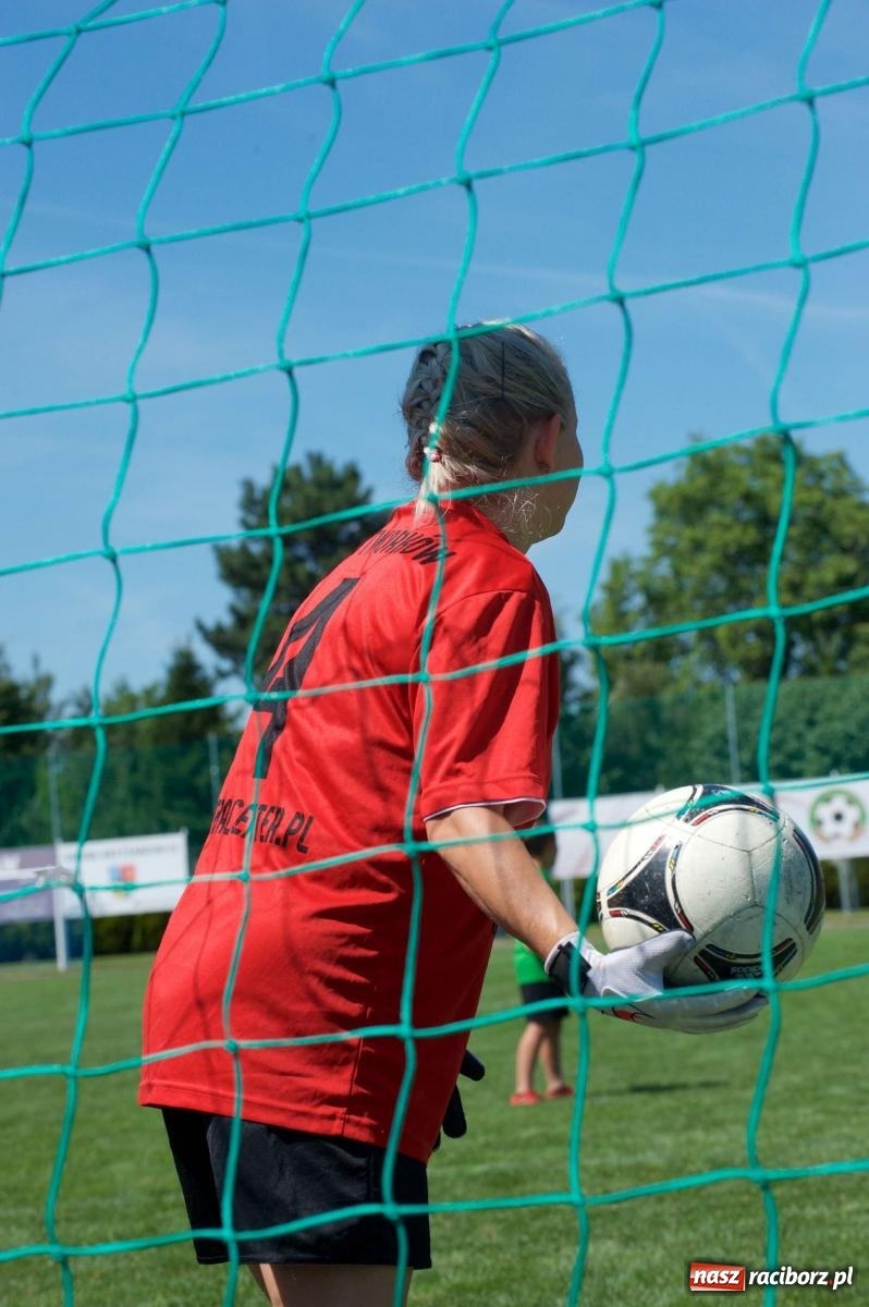 Zdjęcie w galerii na portalu naszraciborz.pl: Mutry kontra mamuśki - pełna emocji rywalizacja o puchar sołtysa w Tworkowie [FOTO] wiadomości z regionu