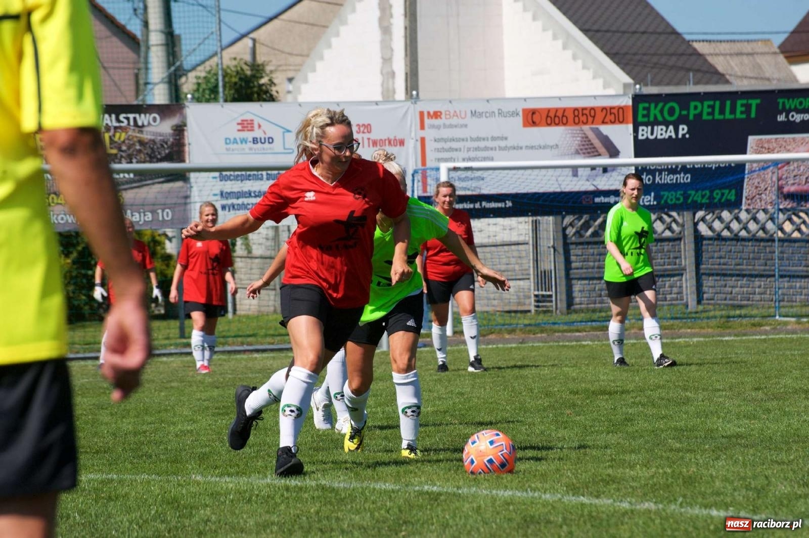 Zdjęcie w galerii na portalu naszraciborz.pl: Mutry kontra mamuśki - pełna emocji rywalizacja o puchar sołtysa w Tworkowie [FOTO] wiadomości z regionu