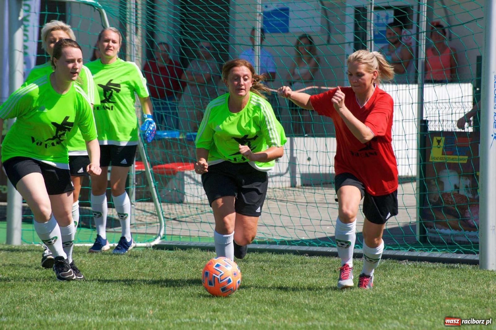 Zdjęcie w galerii na portalu naszraciborz.pl: Mutry kontra mamuśki - pełna emocji rywalizacja o puchar sołtysa w Tworkowie [FOTO] wiadomości z regionu