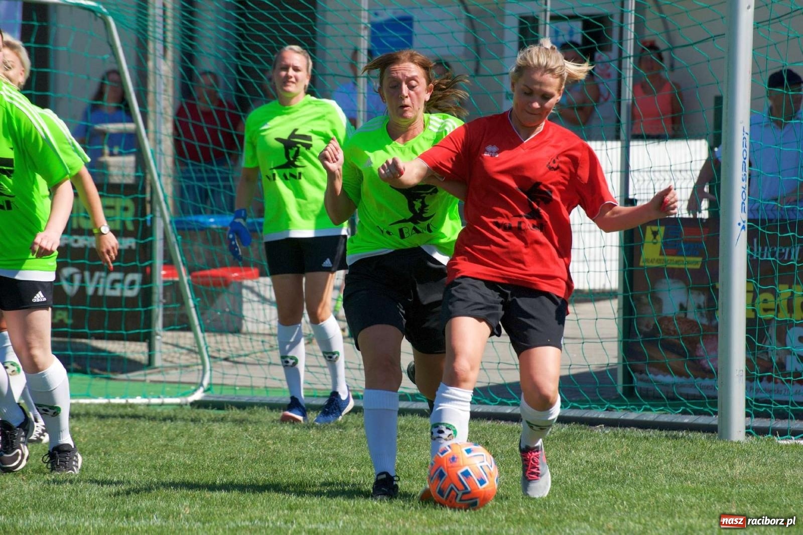 Zdjęcie w galerii na portalu naszraciborz.pl: Mutry kontra mamuśki - pełna emocji rywalizacja o puchar sołtysa w Tworkowie [FOTO] wiadomości z regionu
