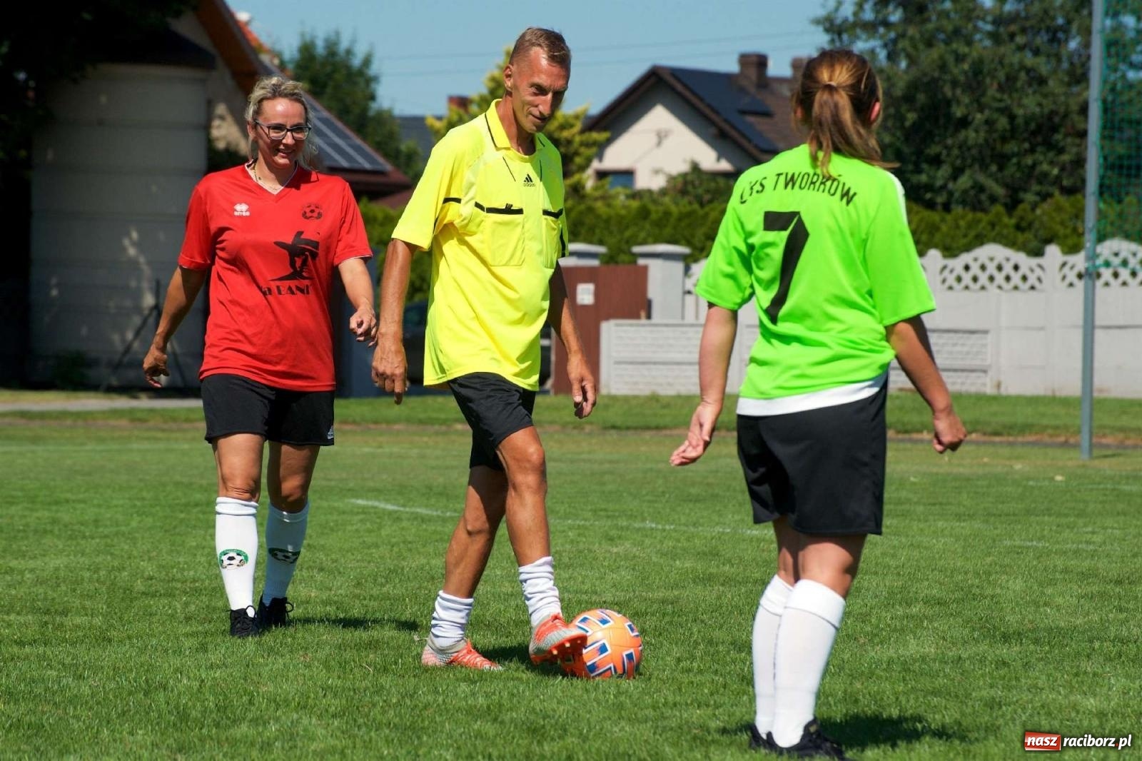 Zdjęcie w galerii na portalu naszraciborz.pl: Mutry kontra mamuśki - pełna emocji rywalizacja o puchar sołtysa w Tworkowie [FOTO] wiadomości z regionu