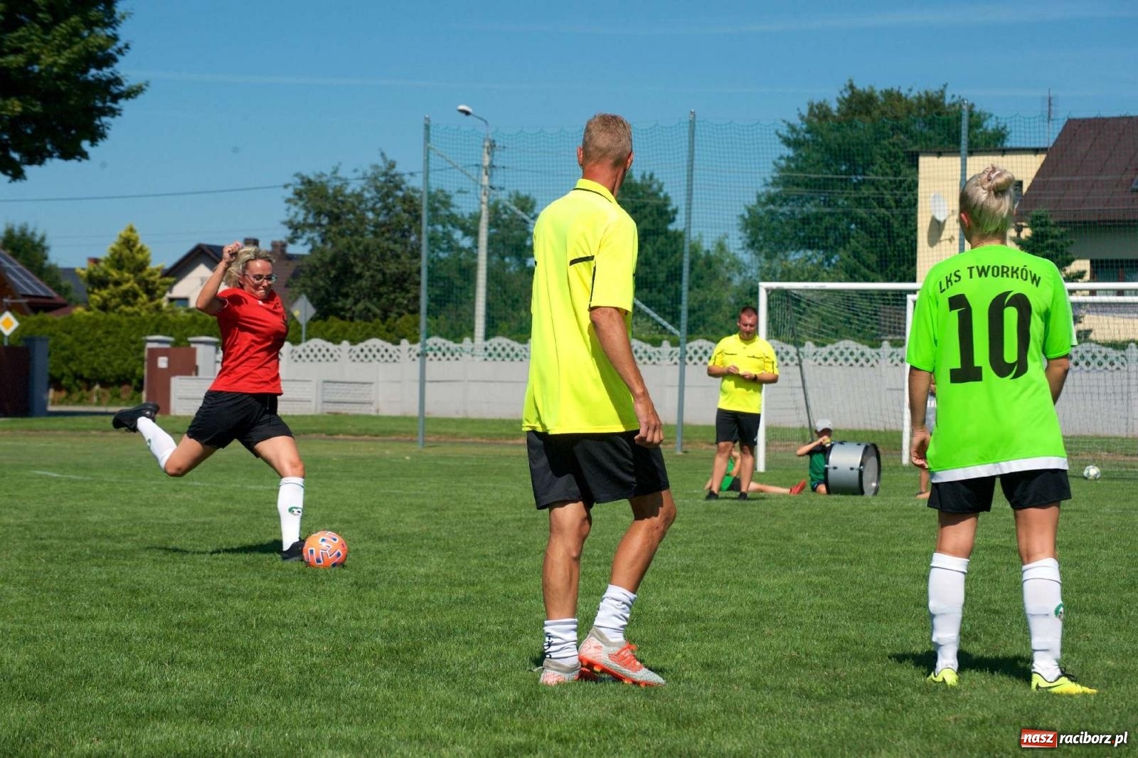 Zdjęcie w galerii na portalu naszraciborz.pl: Mutry kontra mamuśki - pełna emocji rywalizacja o puchar sołtysa w Tworkowie [FOTO] wiadomości z regionu
