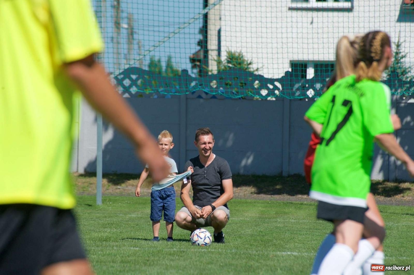 Zdjęcie w galerii na portalu naszraciborz.pl: Mutry kontra mamuśki - pełna emocji rywalizacja o puchar sołtysa w Tworkowie [FOTO] wiadomości z regionu