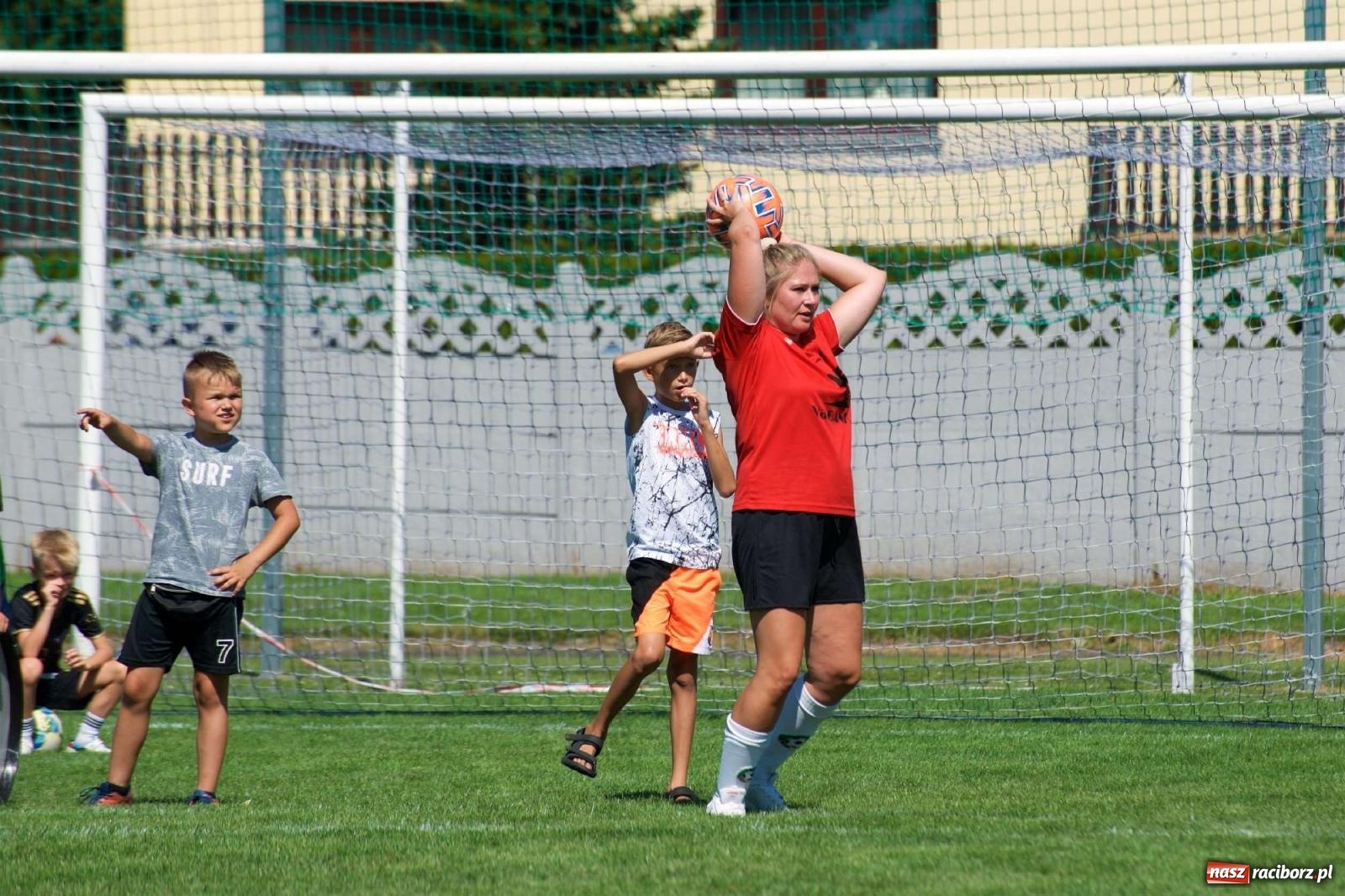 Zdjęcie w galerii na portalu naszraciborz.pl: Mutry kontra mamuśki - pełna emocji rywalizacja o puchar sołtysa w Tworkowie [FOTO] wiadomości z regionu