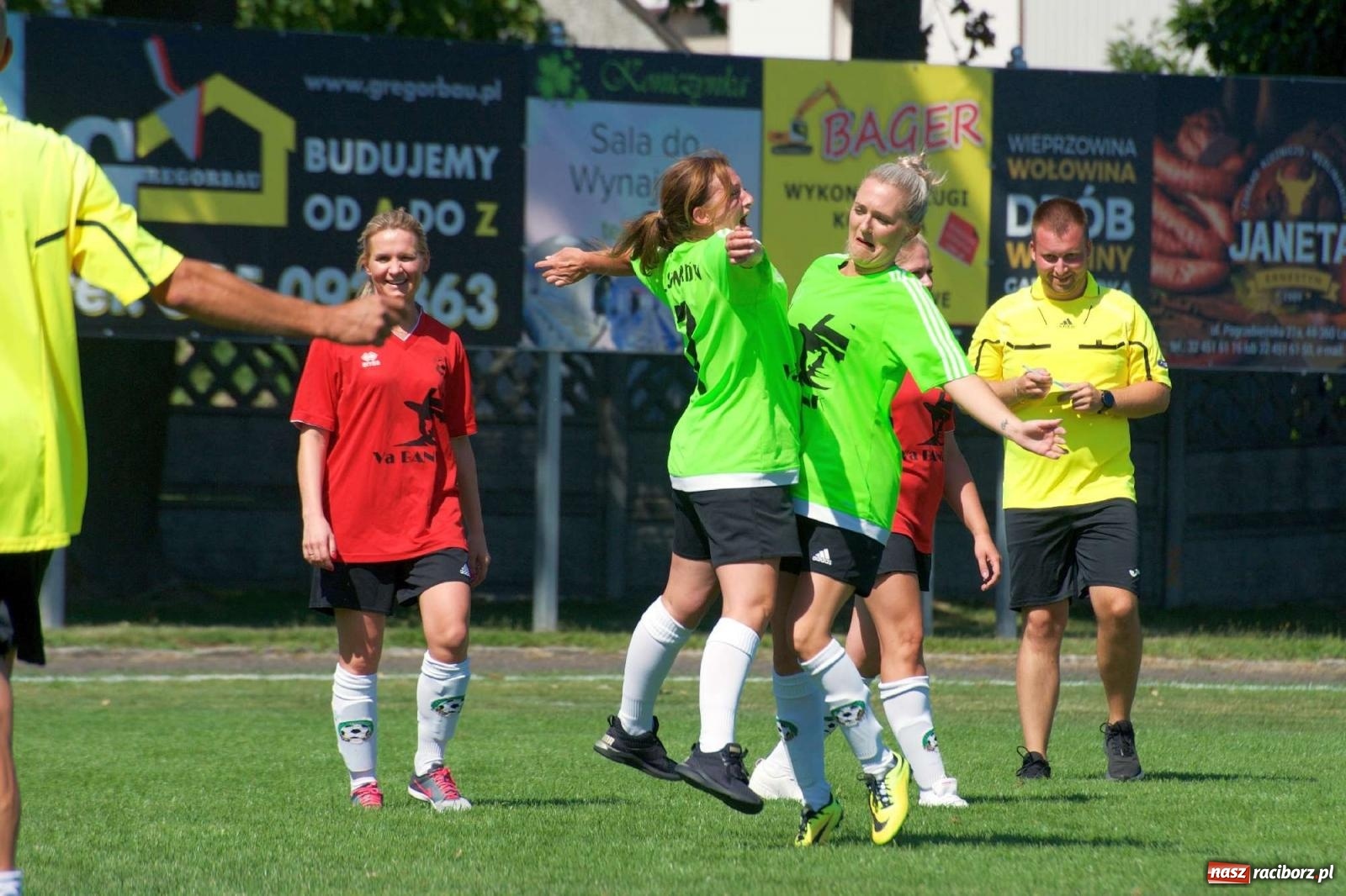 Zdjęcie w galerii na portalu naszraciborz.pl: Mutry kontra mamuśki - pełna emocji rywalizacja o puchar sołtysa w Tworkowie [FOTO] wiadomości z regionu