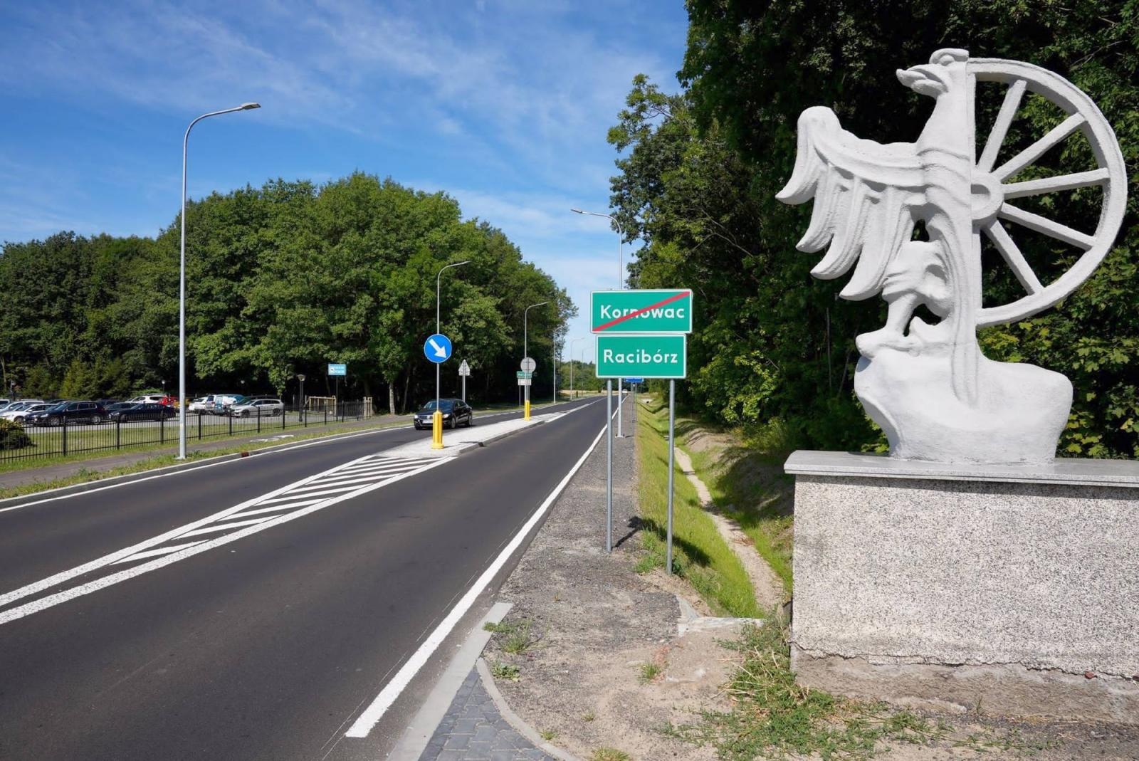 Zdjęcie w galerii na portalu naszraciborz.pl: Modernizacja DW 935 z przebudową ronda przy Mechaniku oficjalnie zakończone [FOTO i WIDEO] wiadomości z regionu