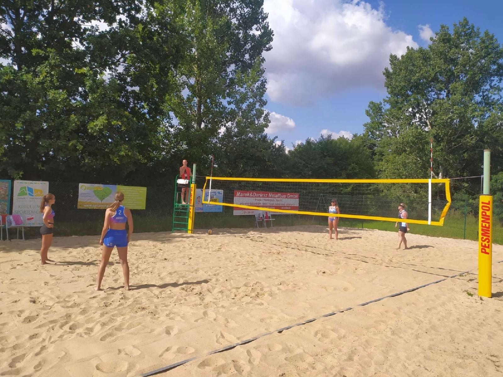 Zdjęcie w galerii na portalu naszraciborz.pl: Siatkówka. Wakacyjny turniej kobiet w Krzanowicach wiadomości z regionu