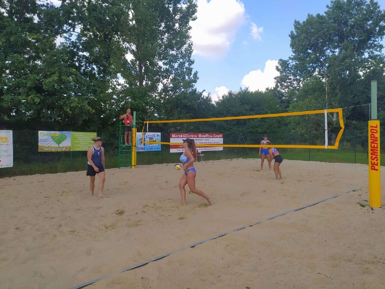 Zdjęcie w galerii na portalu naszraciborz.pl: Siatkówka. Wakacyjny turniej kobiet w Krzanowicach wiadomości z regionu