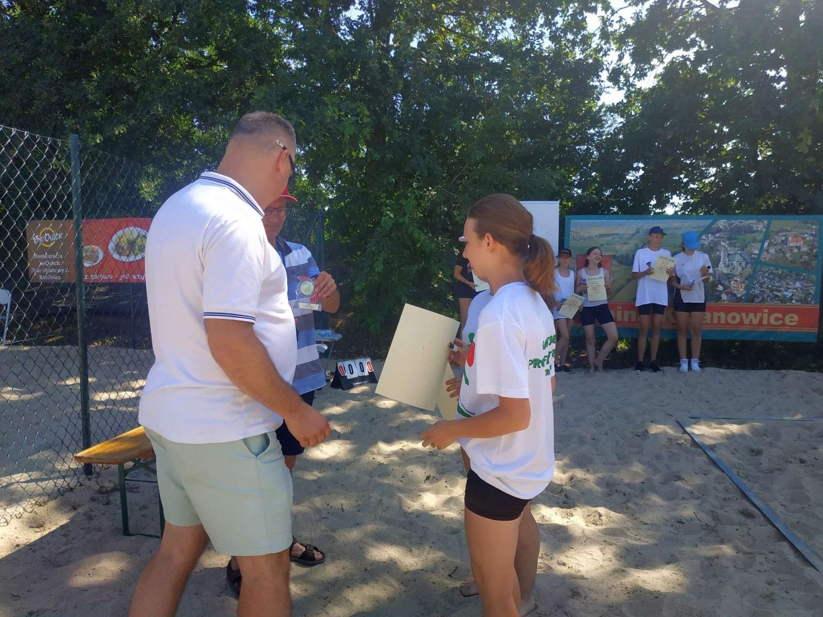 Zdjęcie w galerii na portalu naszraciborz.pl: Siatkówka. Wakacyjny turniej kobiet w Krzanowicach wiadomości z regionu