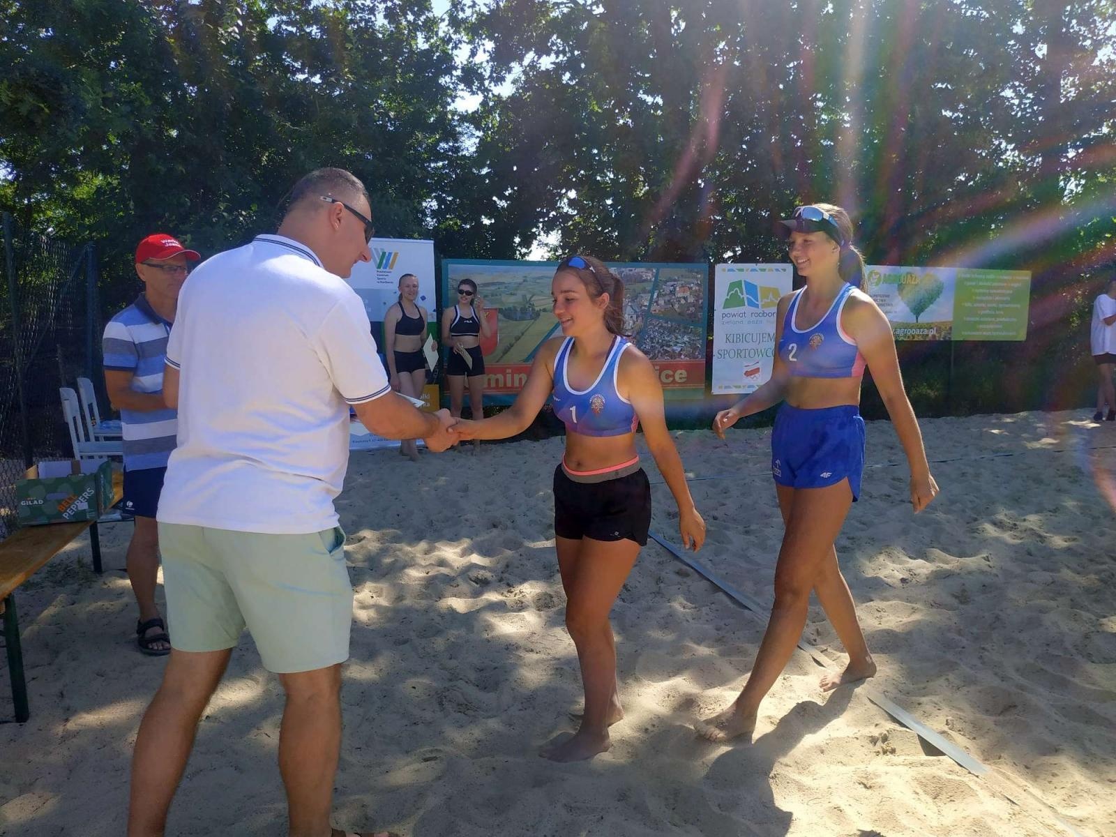 Zdjęcie w galerii na portalu naszraciborz.pl: Siatkówka. Wakacyjny turniej kobiet w Krzanowicach wiadomości z regionu