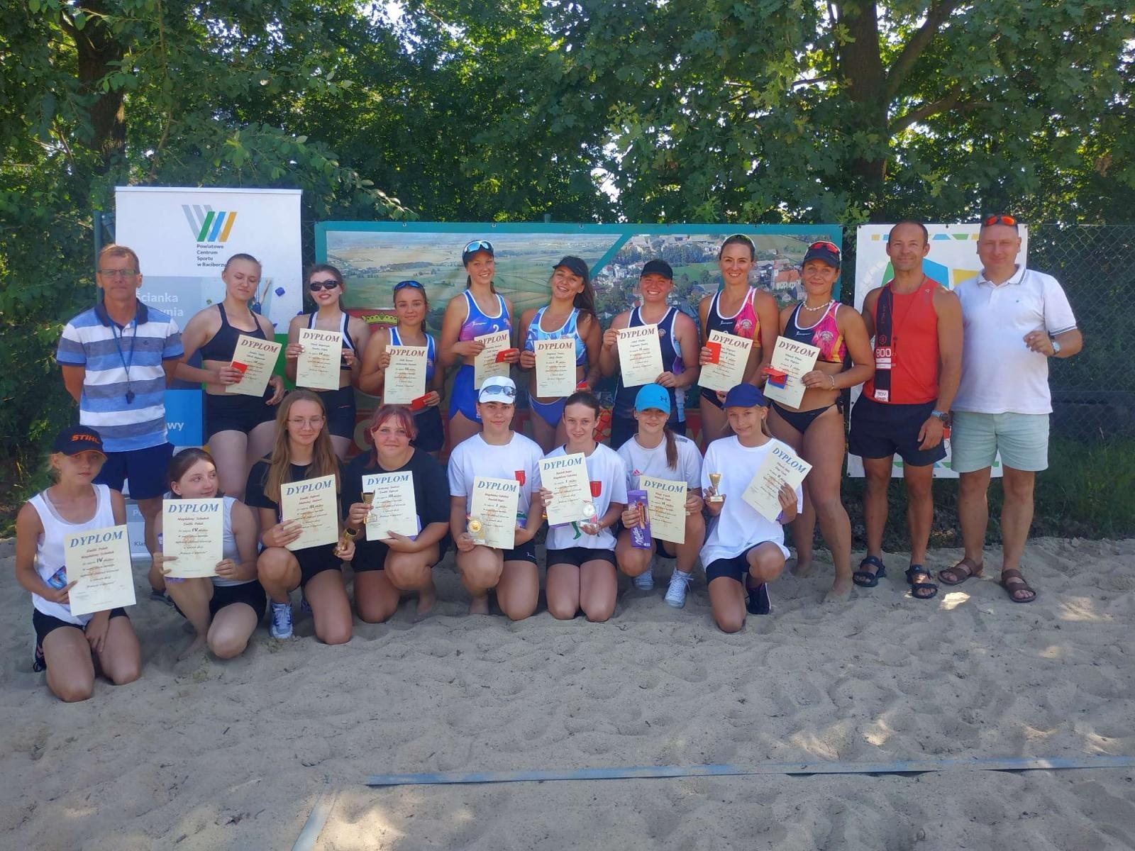 Zdjęcie w galerii na portalu naszraciborz.pl: Siatkówka. Wakacyjny turniej kobiet w Krzanowicach wiadomości z regionu