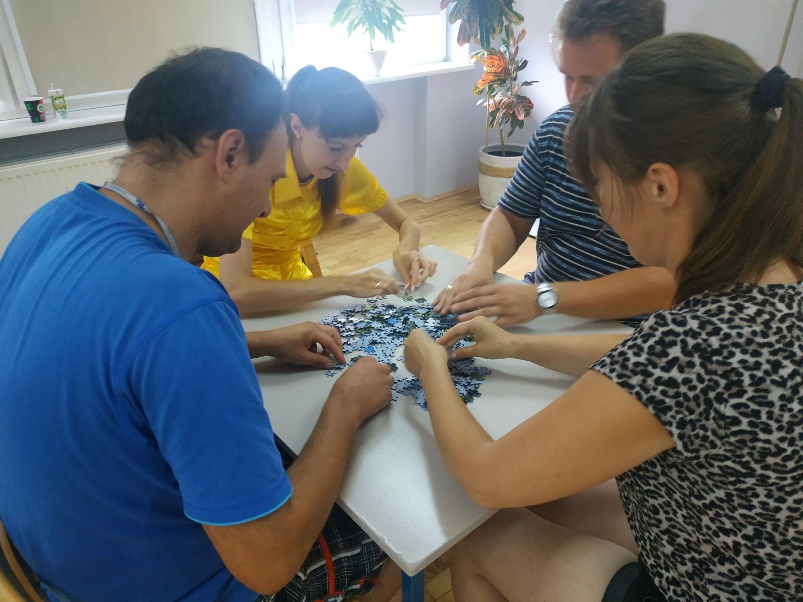 Zdjęcie w galerii na portalu naszraciborz.pl: Wakacje w powiecie. Układanie puzzli na czas [FOTO] wiadomości z regionu