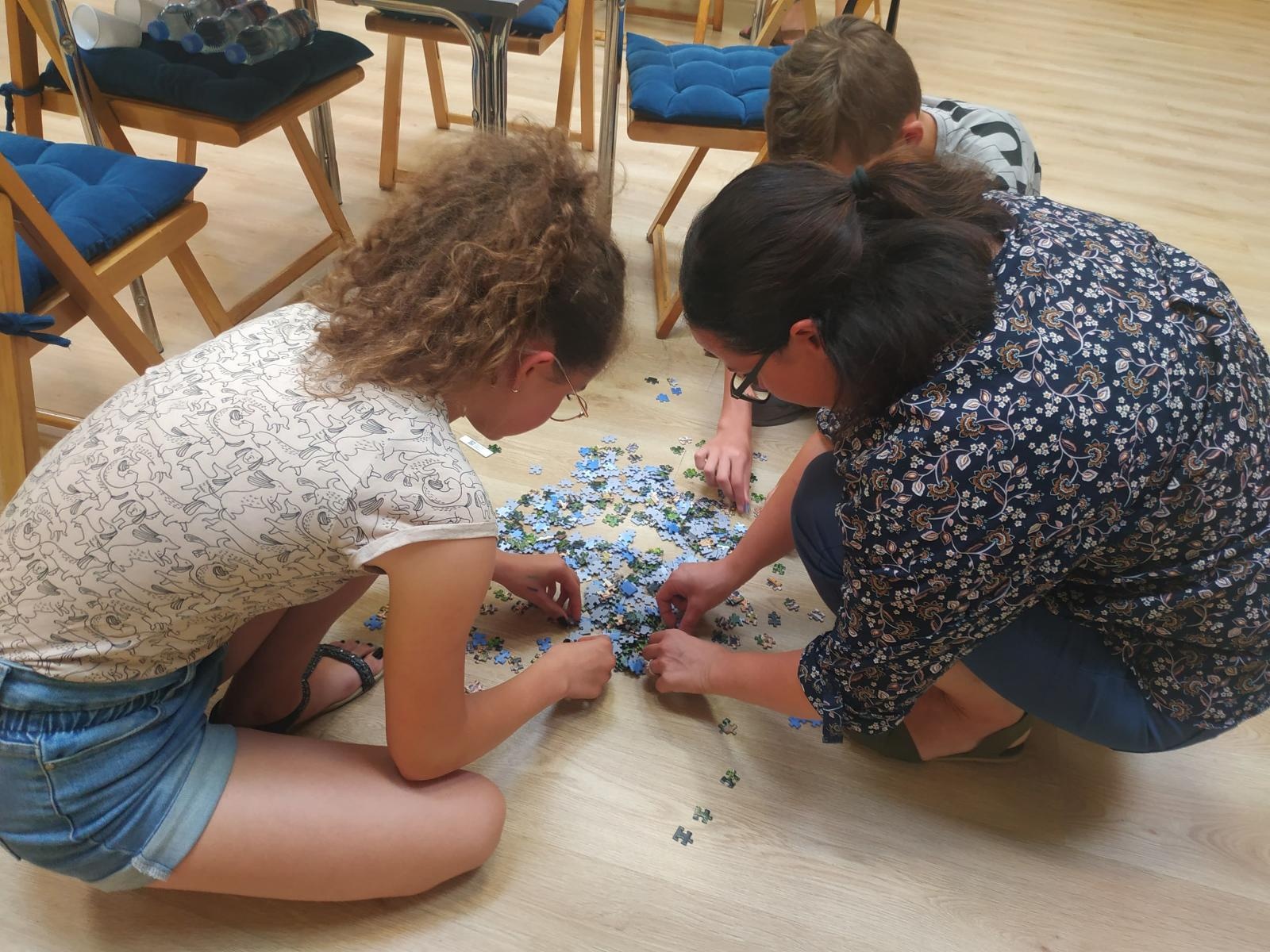 Zdjęcie w galerii na portalu naszraciborz.pl: Wakacje w powiecie. Układanie puzzli na czas [FOTO] wiadomości z regionu