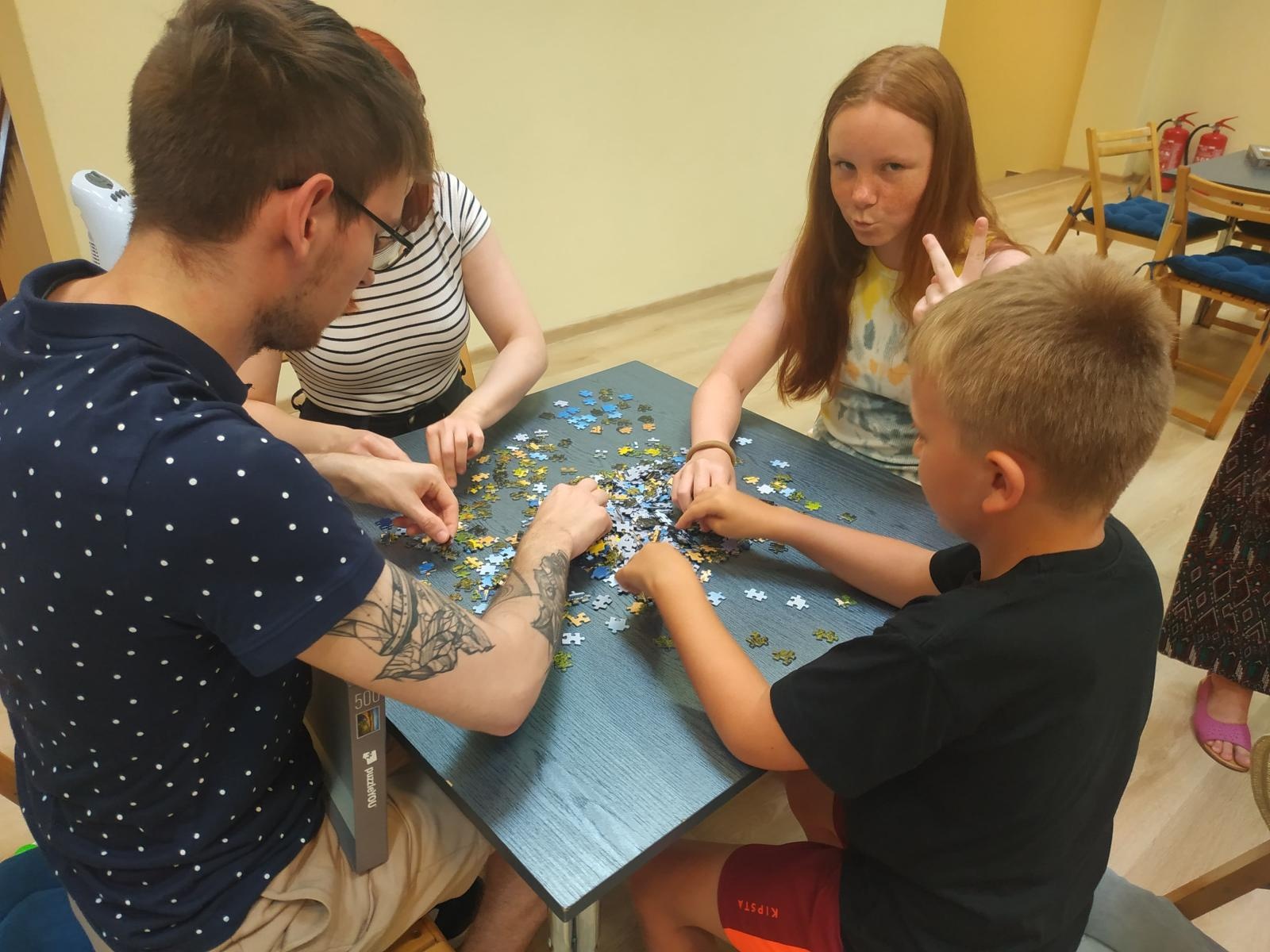 Zdjęcie w galerii na portalu naszraciborz.pl: Wakacje w powiecie. Układanie puzzli na czas [FOTO] wiadomości z regionu