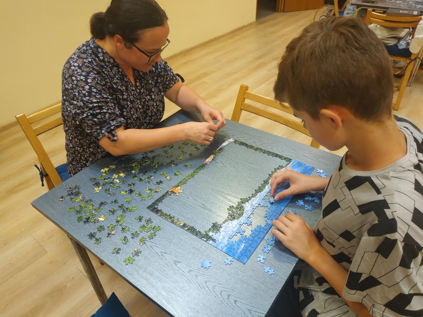 Zdjęcie w galerii na portalu naszraciborz.pl: Wakacje w powiecie. Układanie puzzli na czas [FOTO] wiadomości z regionu