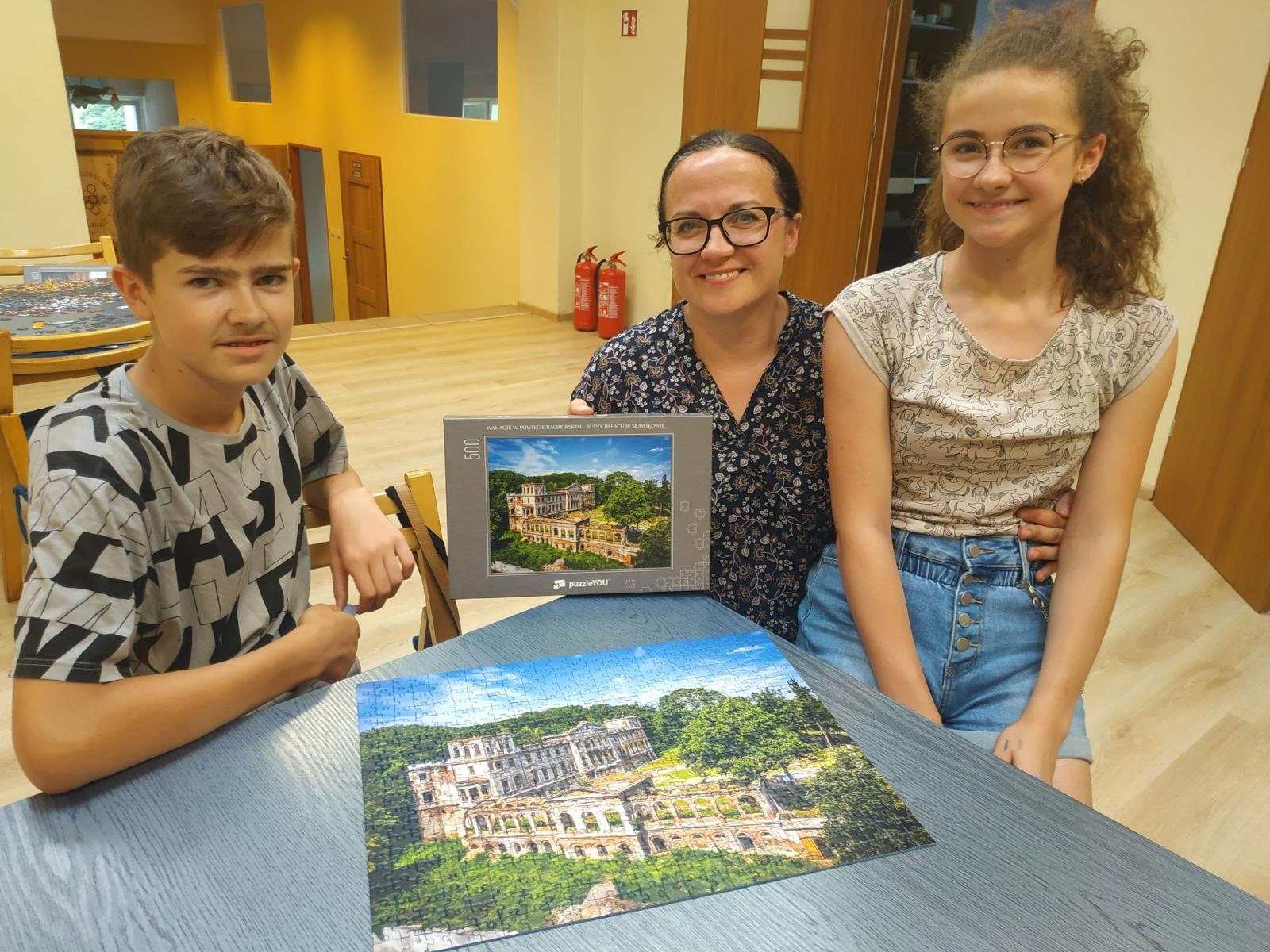 Zdjęcie w galerii na portalu naszraciborz.pl: Wakacje w powiecie. Układanie puzzli na czas [FOTO] wiadomości z regionu