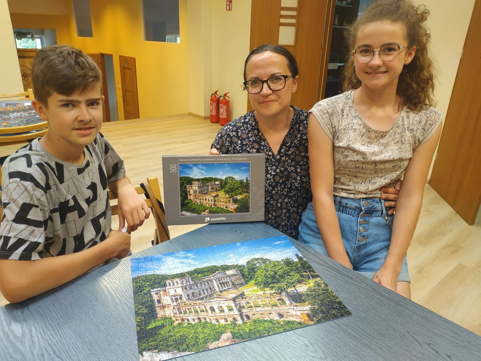 Zdjęcie w galerii na portalu naszraciborz.pl: Wakacje w powiecie. Układanie puzzli na czas [FOTO] wiadomości z regionu