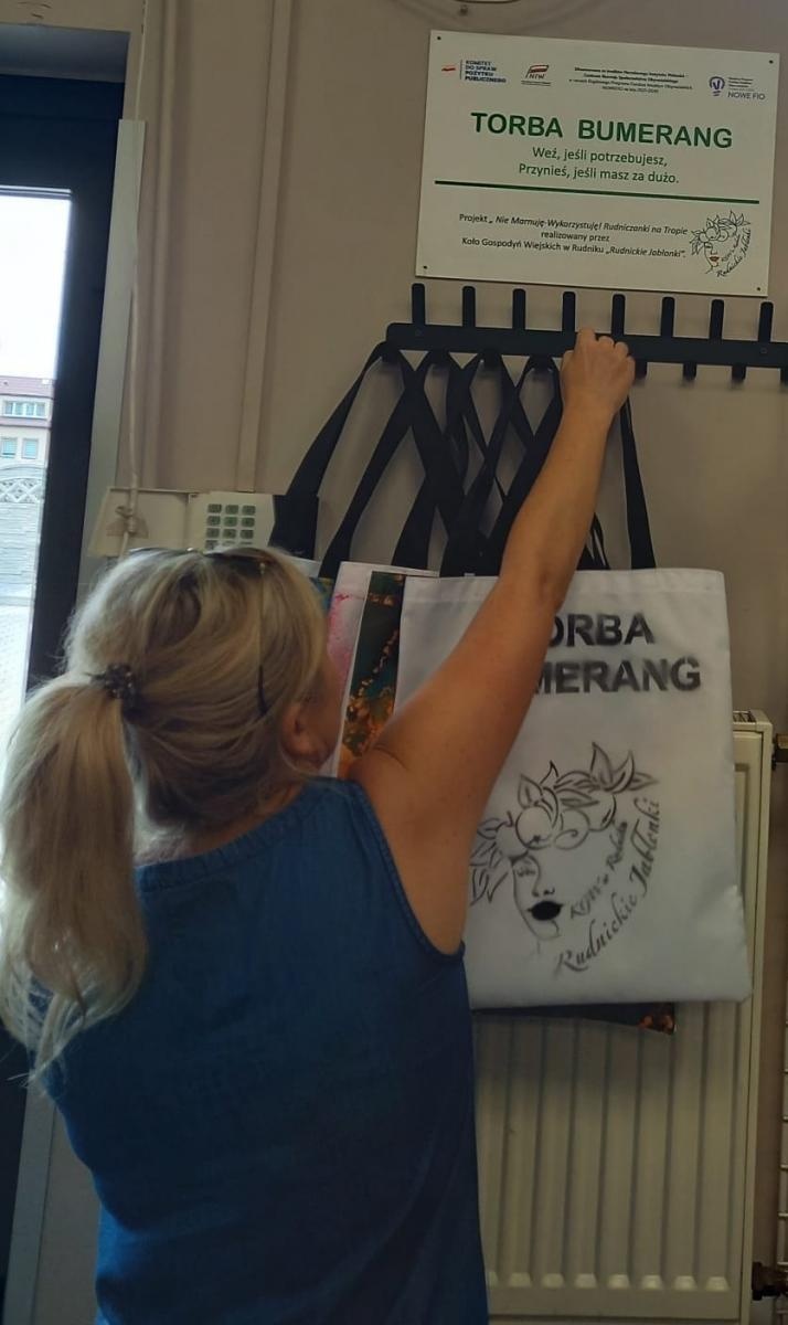 Zdjęcie w galerii na portalu naszraciborz.pl: W Rudniku i Łubowicach pojawiły się torby bumerang wiadomości z regionu
