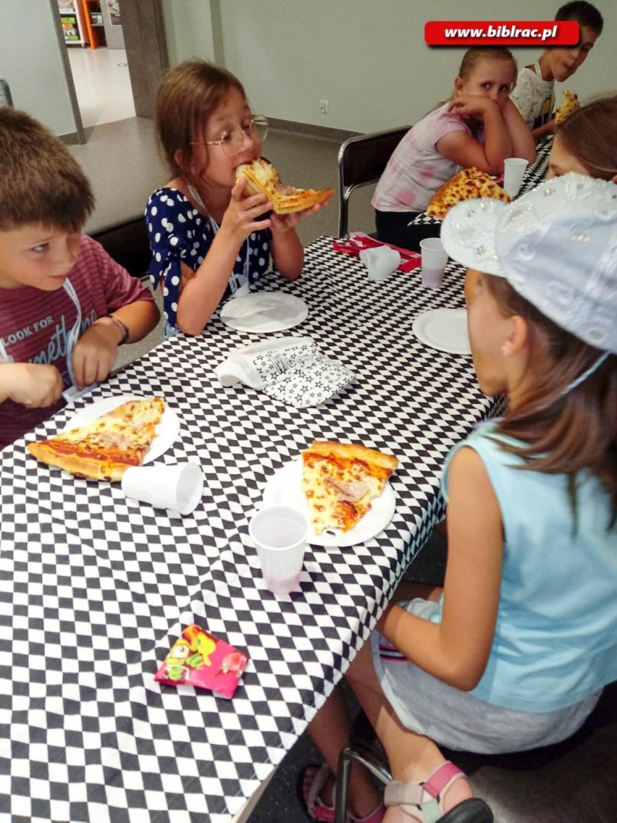 Zdjęcie w galerii na portalu naszraciborz.pl: Wakacyjna noc w bibliotecznej Krainie Czarów wiadomości z regionu