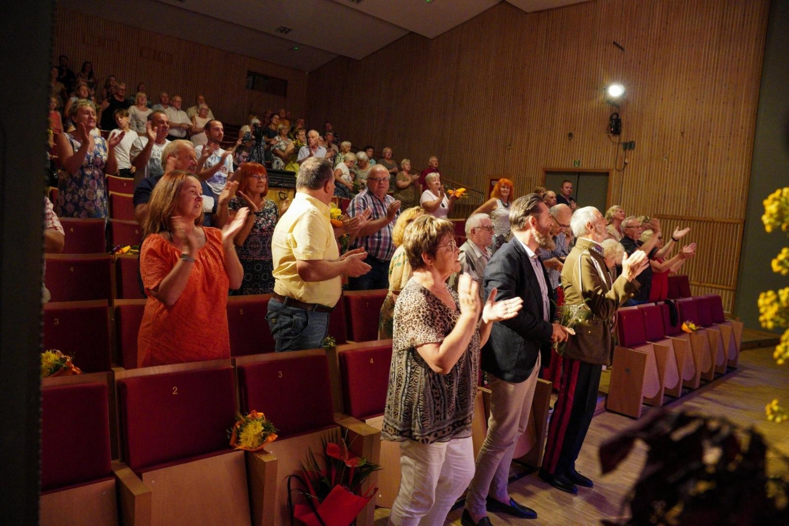 Zdjęcie w galerii na portalu naszraciborz.pl: Lipcowe show i piąte urodziny teatru Senioralne Forte [WIDEO] wiadomości z regionu