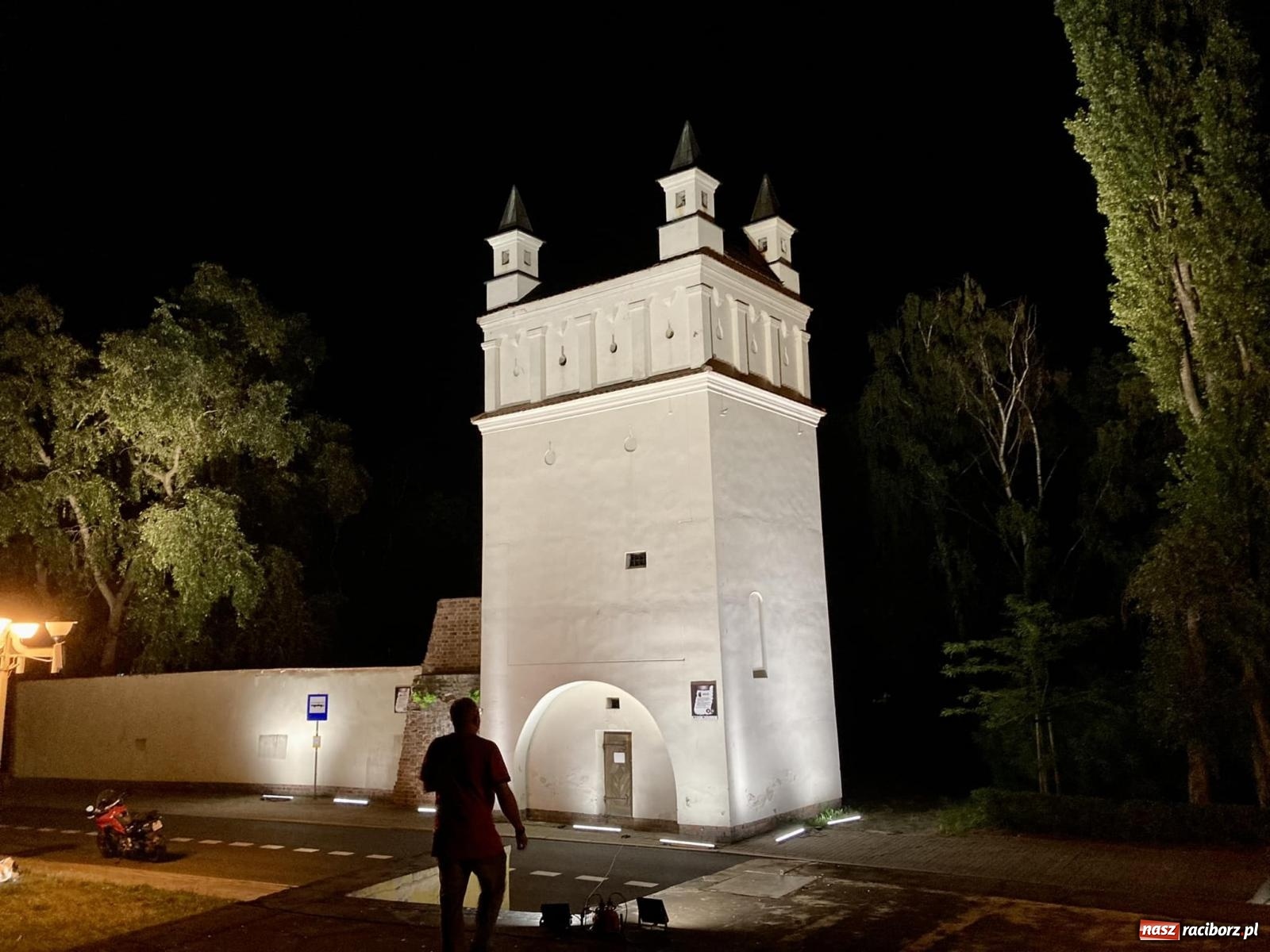 Zdjęcie w galerii na portalu naszraciborz.pl: Raciborskie iluminacje. Zobaczcie, jak podświetlano zabytki i kładkę na Odrze [FOTO i WIDEO] wiadomości z regionu