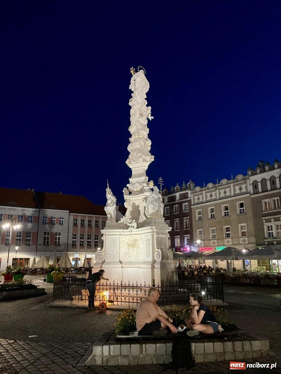 Zdjęcie w galerii na portalu naszraciborz.pl: Raciborskie iluminacje. Zobaczcie, jak podświetlano zabytki i kładkę na Odrze [FOTO i WIDEO] wiadomości z regionu