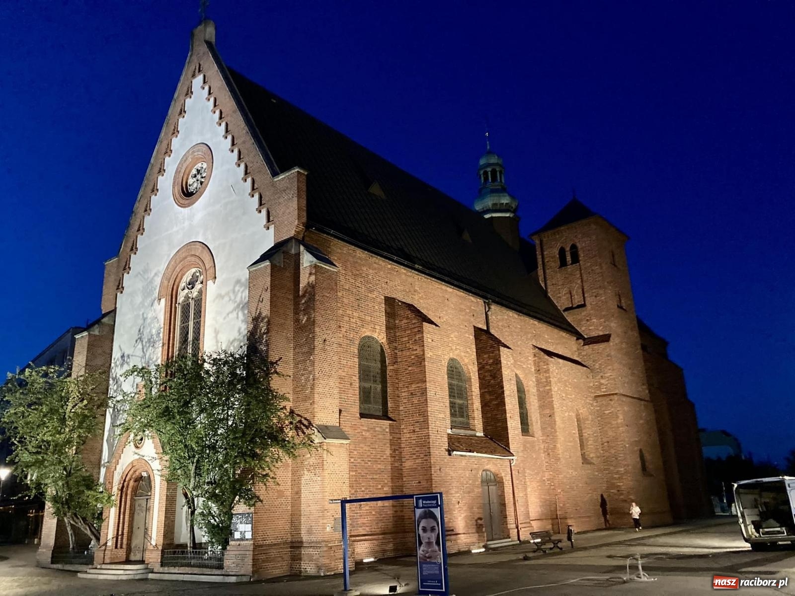 Zdjęcie w galerii na portalu naszraciborz.pl: Raciborskie iluminacje. Zobaczcie, jak podświetlano zabytki i kładkę na Odrze [FOTO i WIDEO] wiadomości z regionu