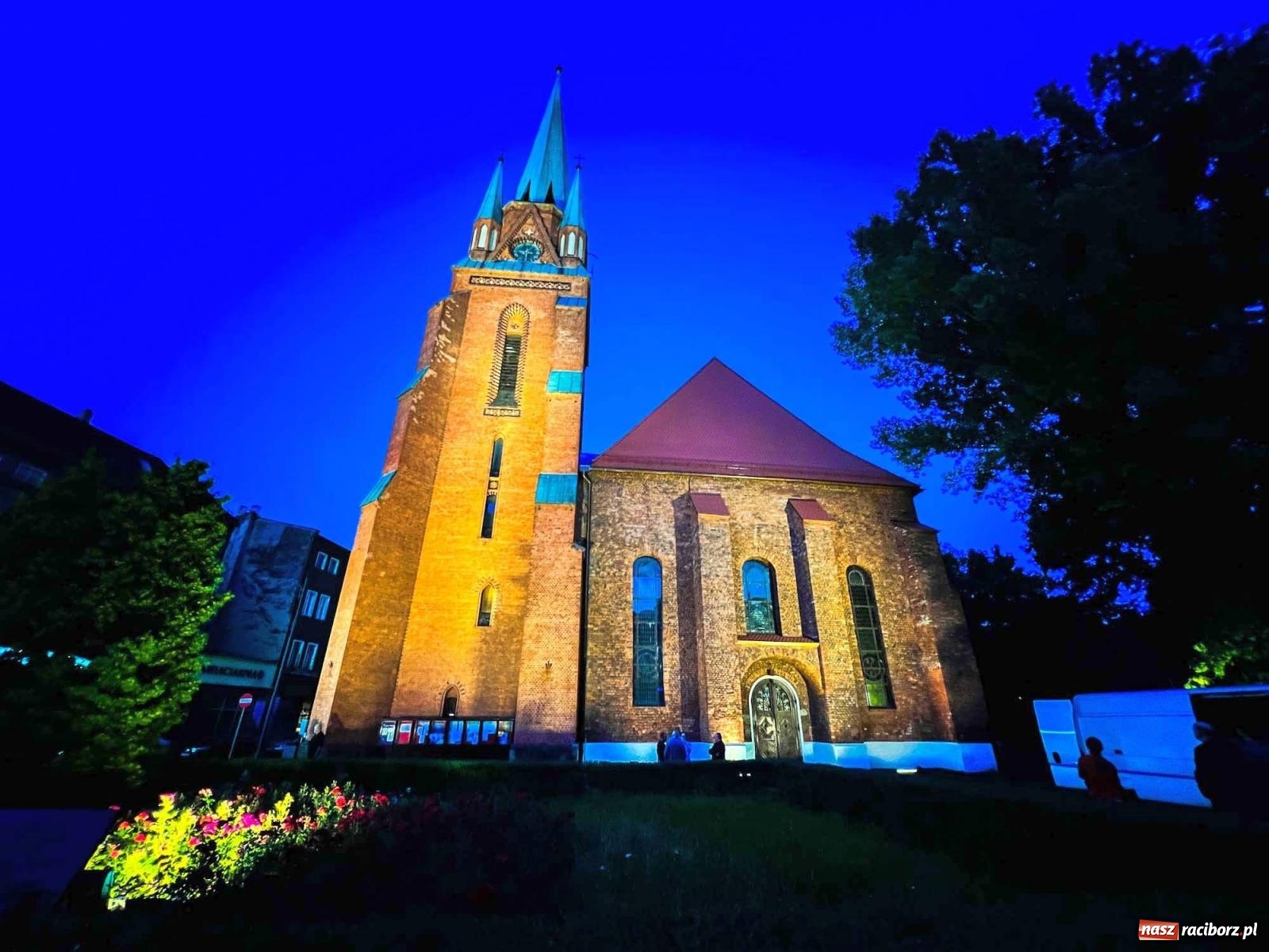 Zdjęcie w galerii na portalu naszraciborz.pl: Raciborskie iluminacje. Zobaczcie, jak podświetlano zabytki i kładkę na Odrze [FOTO i WIDEO] wiadomości z regionu