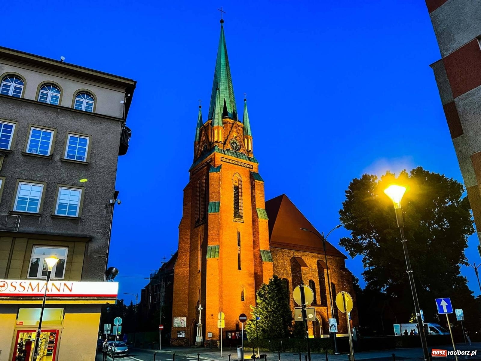 Zdjęcie w galerii na portalu naszraciborz.pl: Raciborskie iluminacje. Zobaczcie, jak podświetlano zabytki i kładkę na Odrze [FOTO i WIDEO] wiadomości z regionu